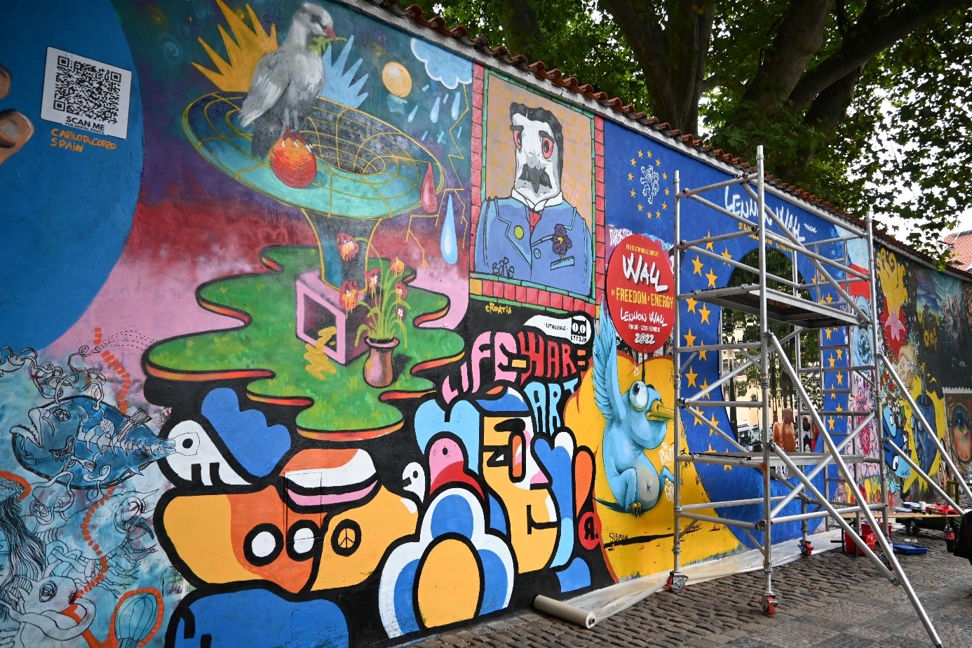 Die neue Bemalung der Lennon-Wall fungiert als Symbol für Frieden und Freiheit. Foto: Madeleine Eisenbarth