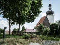 Ein Poesiomat ist vor der St.-Nikolaus-Kirche in Schüttwa (Šitboř) zu finden. Foto: Karel Cudlín