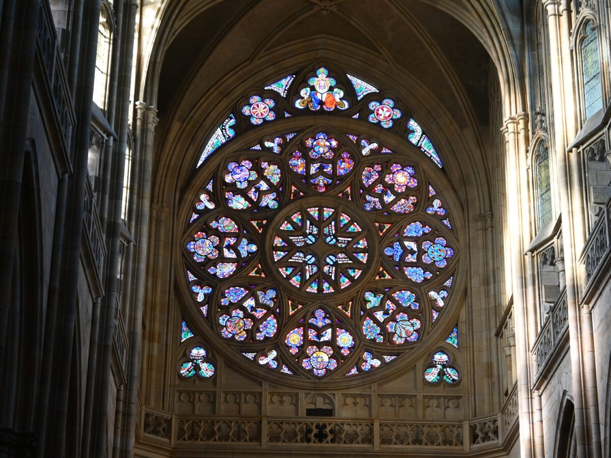 Die Fensterrose „Die Erschaffung der Welt“, die mittig über dem Hauptportal auf der Westseite des Veitsdoms eingebaut ist. Foto: Magdalena Moser