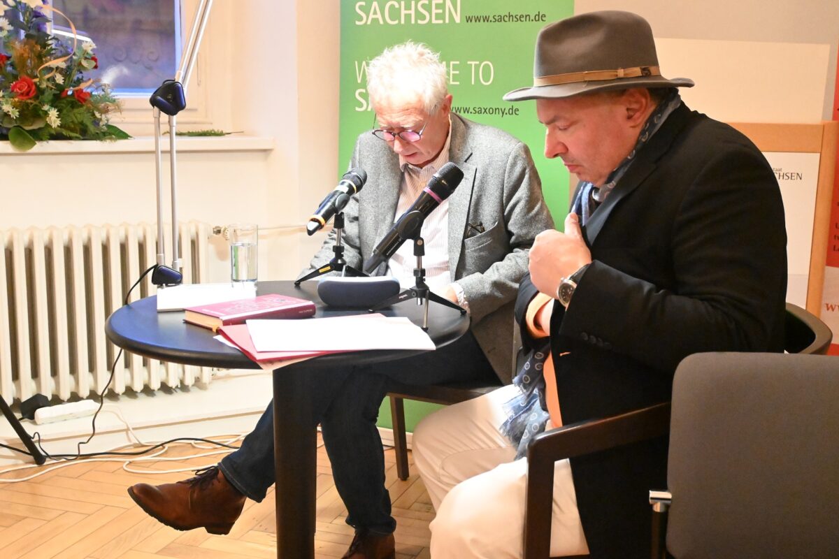 Michael G. Fritz (l.) und David Stecher (r.) diskutierten mit dem Publikum im Anschluss an die Lesung. Foto: Magdalena Moser