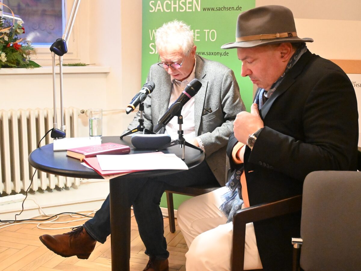 Michael G. Fritz (l.) und David Stecher (r.) diskutierten mit dem Publikum im Anschluss an die Lesung. Foto: Magdalena Moser