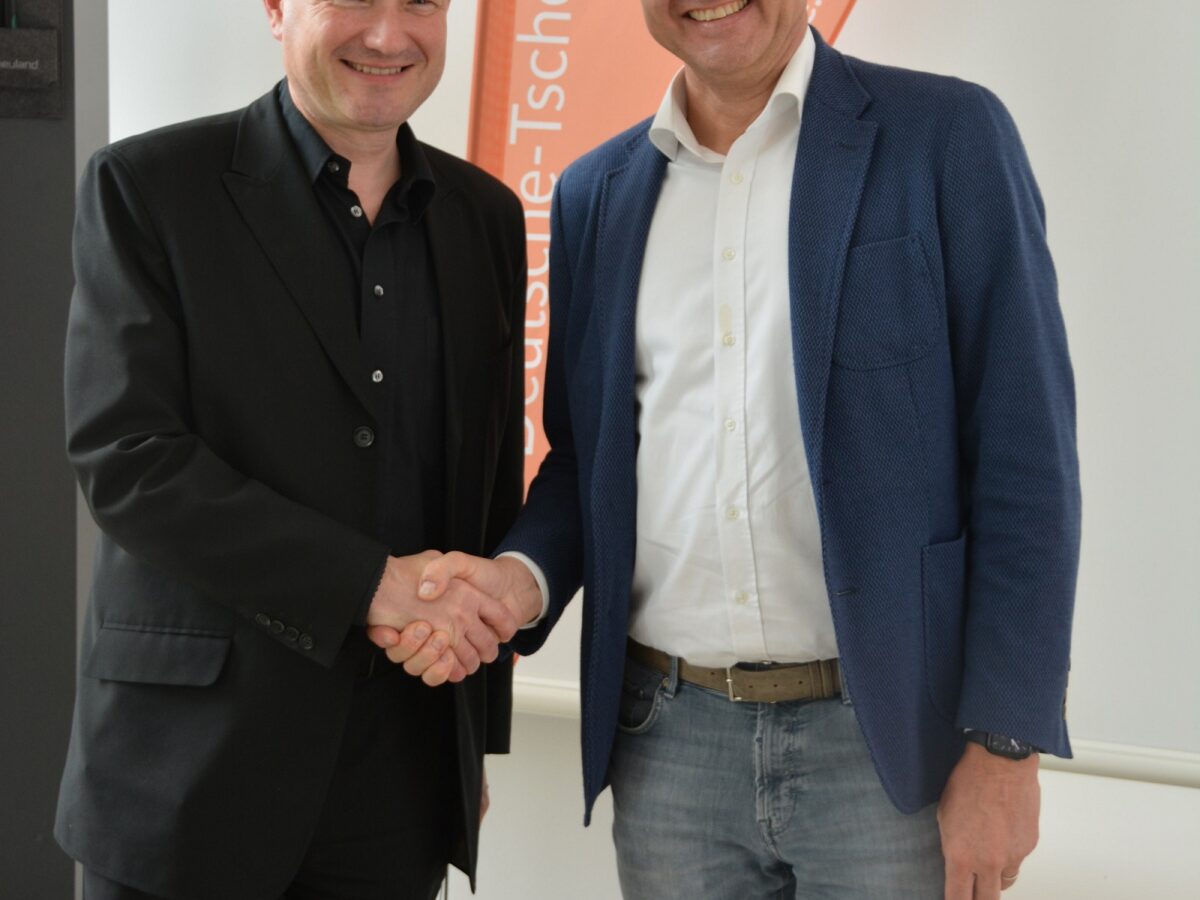 Der bisherige Bundesvorsitzende Martin Kastler (links) gratuliert seinem Amtsnachfolger Dr. Albert-Peter Rethmann zur überdeutlichen Wahl. Foto: Markus Bauer