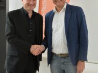 Der bisherige Bundesvorsitzende Martin Kastler (links) gratuliert seinem Amtsnachfolger Dr. Albert-Peter Rethmann zur überdeutlichen Wahl. Foto: Markus Bauer