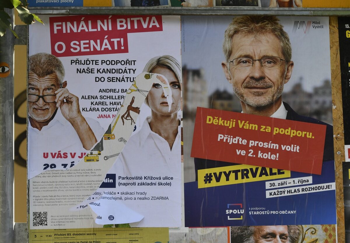 Nicht nur das entscheidende Duell entschied die ODS für sich. Rechts auf dem Plakat Senatspräsident Miloš Vystrčil. Links die Gegenkandidatin von ANO, der Partei von Ex-Premier Andrej Babiš. Foto: ČTK/Pavlíček Luboš