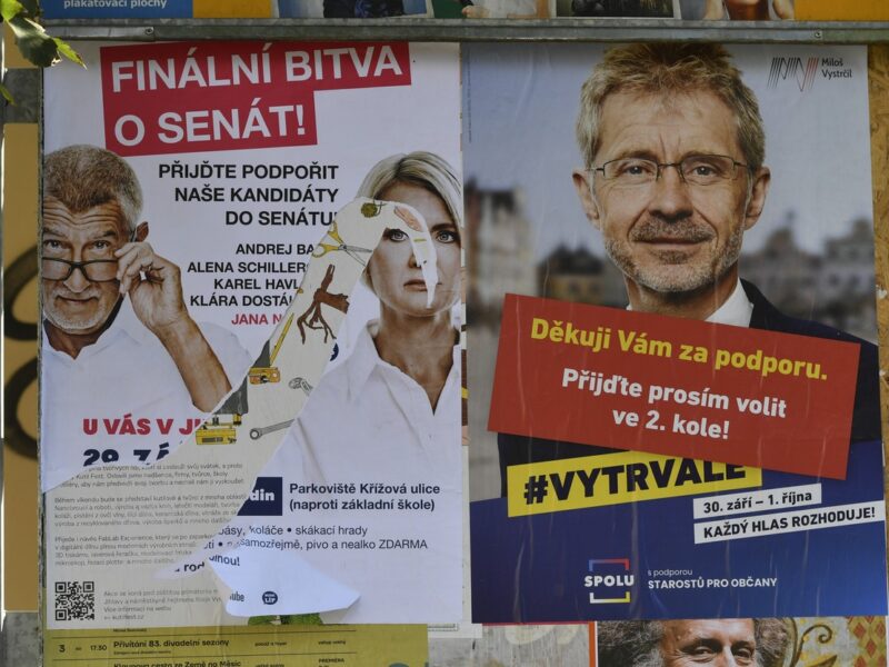 Nicht nur das entscheidende Duell entschied die ODS für sich. Rechts auf dem Plakat Senatspräsident Miloš Vystrčil. Links die Gegenkandidatin von ANO, der Partei von Ex-Premier Andrej Babiš. Foto: ČTK/Pavlíček Luboš