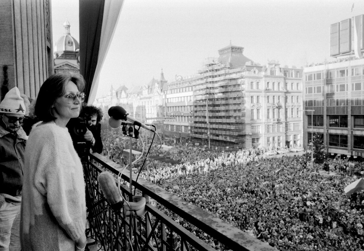 Marta Kubišová am 10. Dezember 1989 auf einem Balkon am Prager Wenzelsplatz. Ihr Lied „Modlitba pro Martu” (dt. Gebet für Marta) wurde zur Hymne der Samtenen Revolution. Foto: ČTK