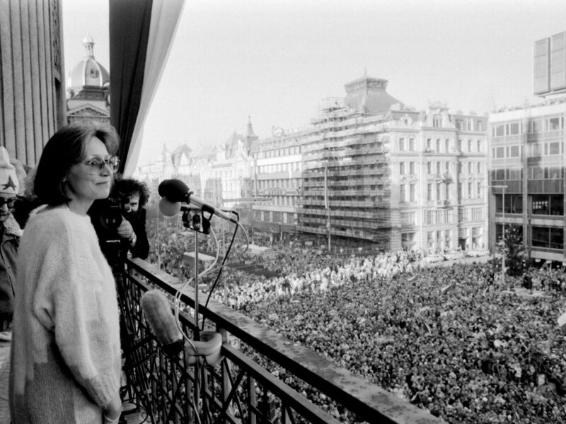 Marta Kubišová am 10. Dezember 1989 auf einem Balkon am Prager Wenzelsplatz. Ihr Lied „Modlitba pro Martu” (dt. Gebet für Marta) wurde zur Hymne der Samtenen Revolution. Foto: ČTK