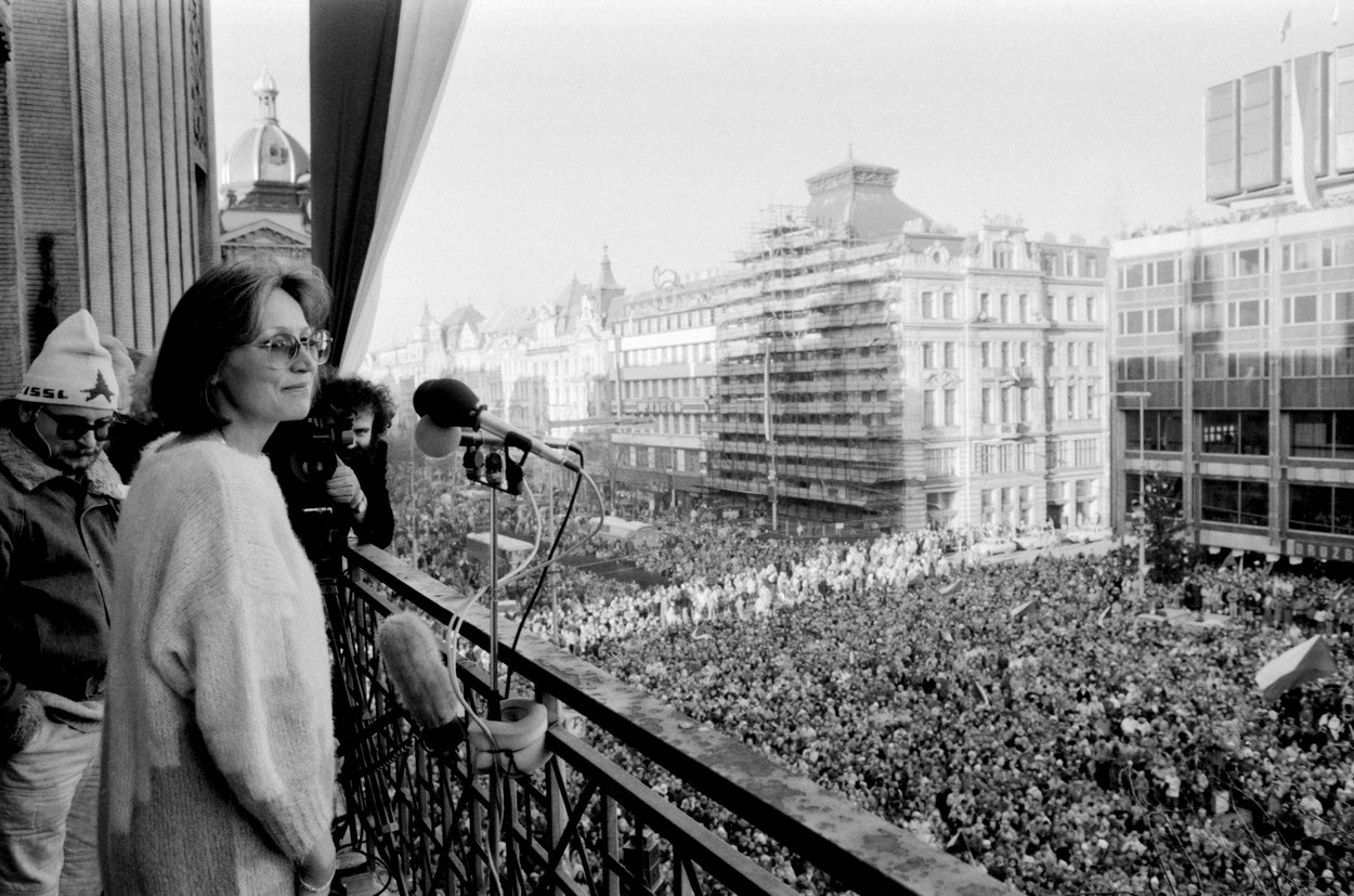 Marta Kubišová am 10. Dezember 1989 auf einem Balkon am Prager Wenzelsplatz. Ihr Lied „Modlitba pro Martu” (dt. Gebet für Marta) wurde zur Hymne der Samtenen Revolution. Foto: ČTK