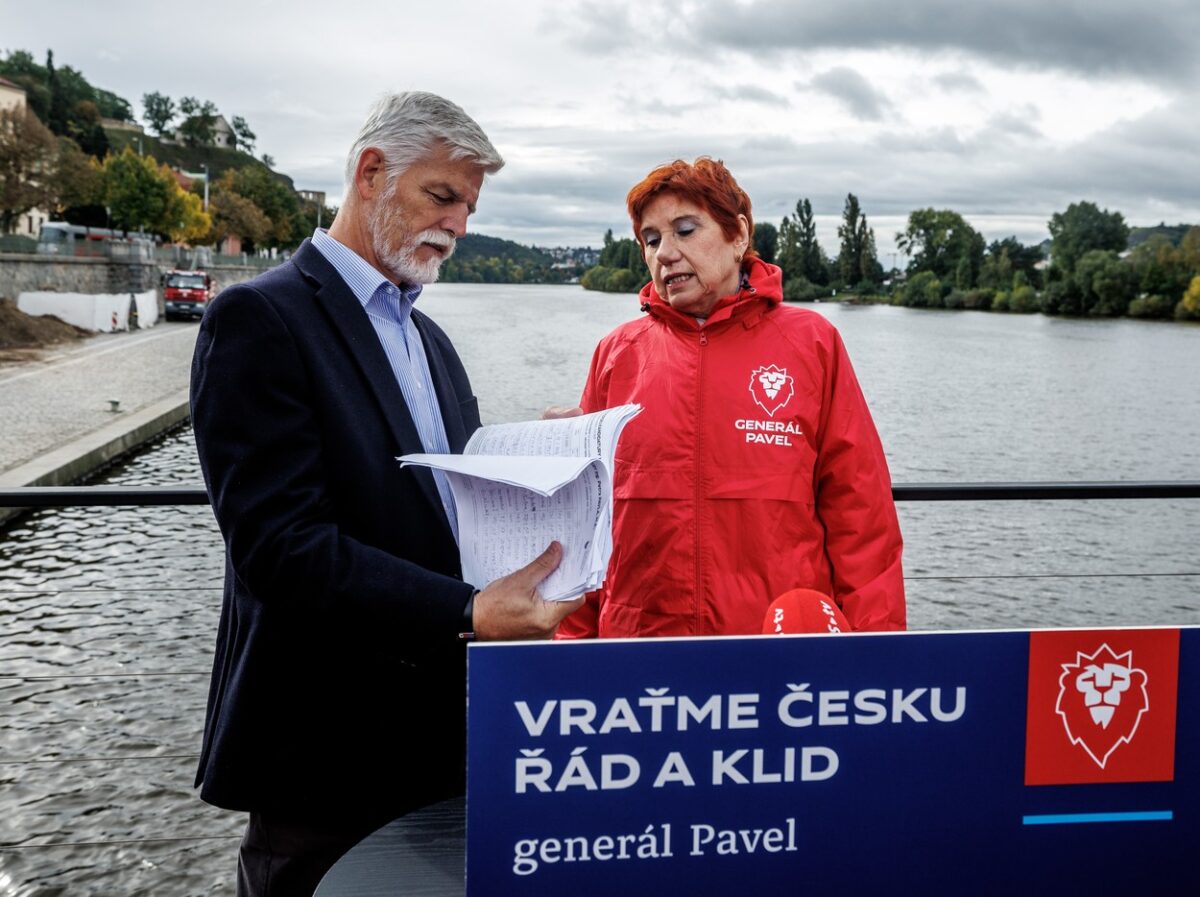 Petr Pavel an einem seiner Wahlwerbestände in Prag. Weil in seiner Spenderliste Informationen fehlten, musste Pavel nun eine Strafe zahlen.