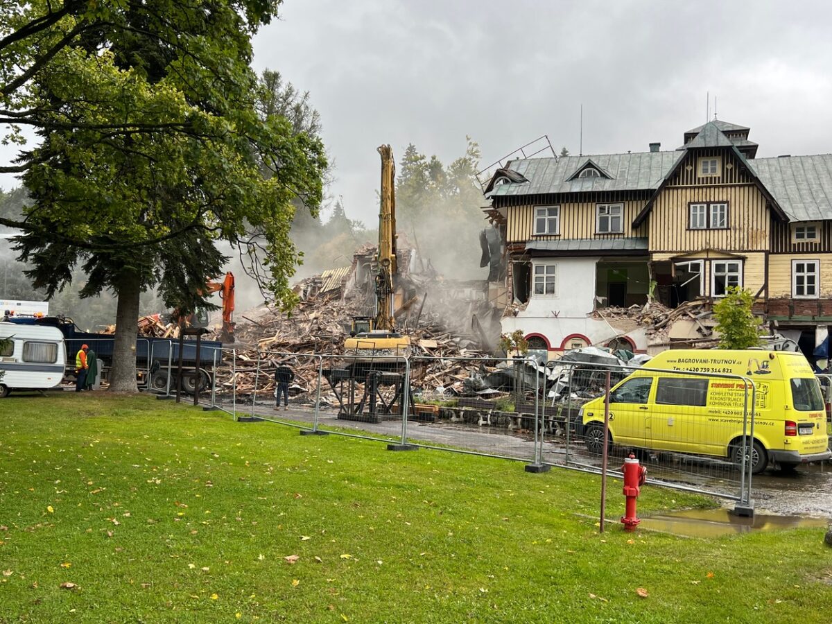 Am 26. September 2022 begann der Abriss des historischen Gebäudes im Zentrum von Spindlermühle. Foto: Profimedia