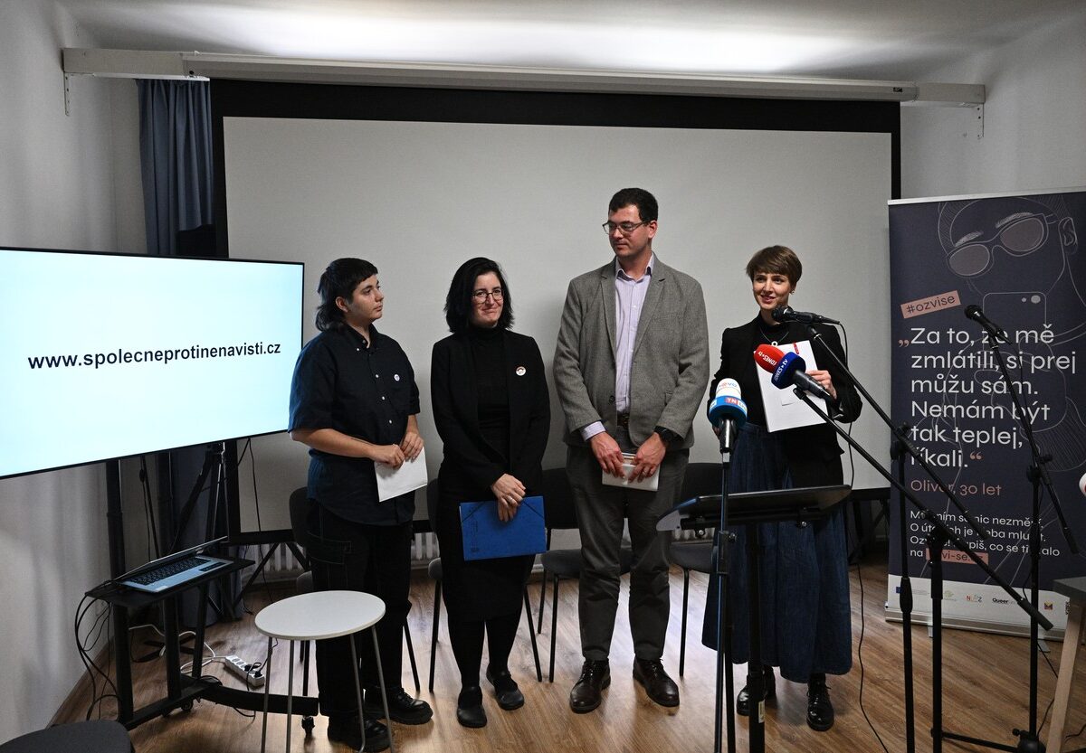 Lucia Zachariášová, Michal Pitoňák, Klára Kalibová, Kateř Tureček (v.r.n.l.) von der Aktion "Gemeinsam gegen Gewalt" (Společně proti násilí). Foto: ČTK / Kamaryt Michal