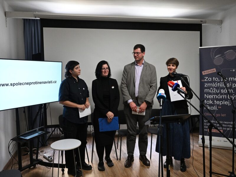 Lucia Zachariášová, Michal Pitoňák, Klára Kalibová, Kateř Tureček (v.r.n.l.) von der Aktion "Gemeinsam gegen Gewalt" (Společně proti násilí). Foto: ČTK / Kamaryt Michal
