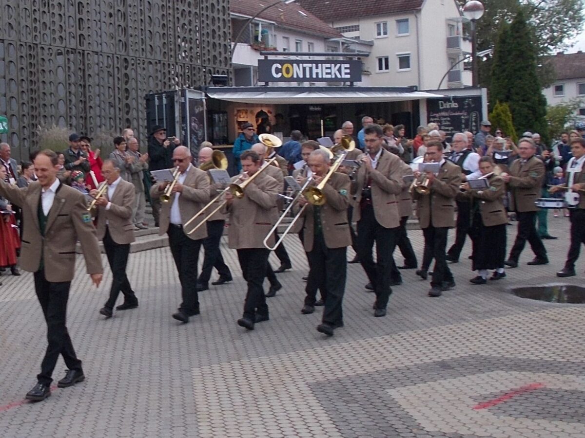 – Besonderen Beifall beim Aufmarsch der Musikkapellen erhielten die Musikanten der Musikvereinigung Neugablonz und der Mladá dechovka Jablonec nad Nisou. Foto: Rolf Hill