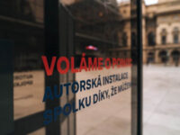 Die Telefonzelle mit dem Titel „Wir rufen um Hilfe“ („Voláme o pomoc”) ist den ganzen November über auf dem Václav-Havel-Platz zu sehen. Foto: Aleš Král