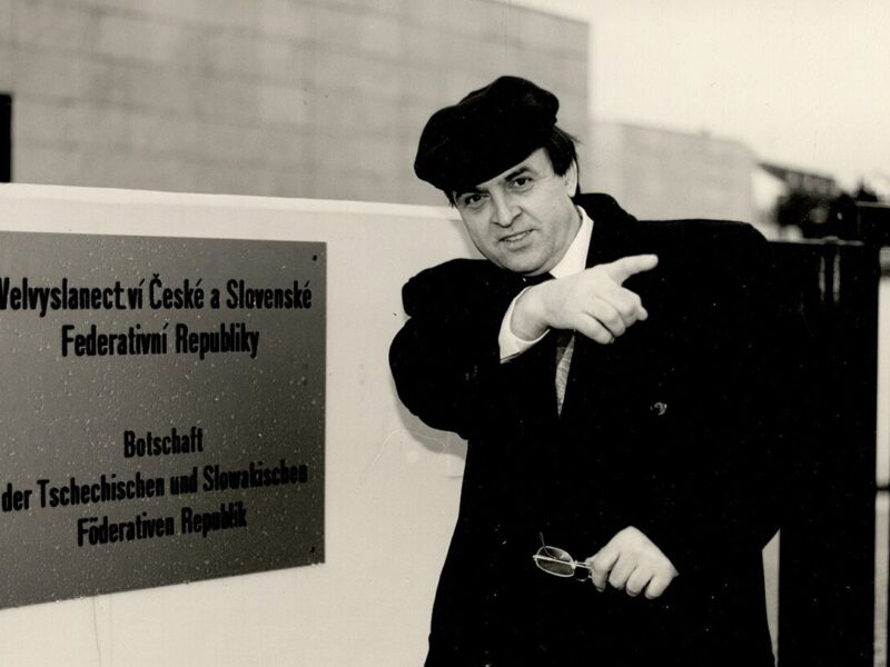 Jiří Gruša vor der Botschaft der Tschechischen und Slowakischen Föderativen Republik in Bonn 1990. Foto: mzm.cz