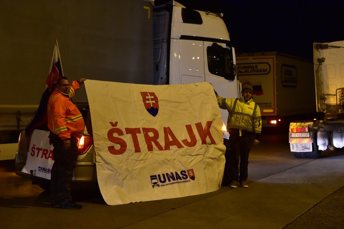 In der Nacht zu Montag blockierten slowakische LKW-Fahrer den Grenzübergang Lundenburg - Kutti (Břeclav - Kúty) auf der Autobahn D2, die von Tschechien in die Slowakei führt. Foto: ČTK / Šálek Václav