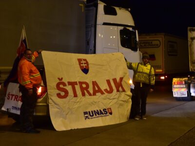 In der Nacht zu Montag blockierten slowakische LKW-Fahrer den Grenzübergang Lundenburg - Kutti (Břeclav - Kúty) auf der Autobahn D2, die von Tschechien in die Slowakei führt. Foto: ČTK / Šálek Václav
