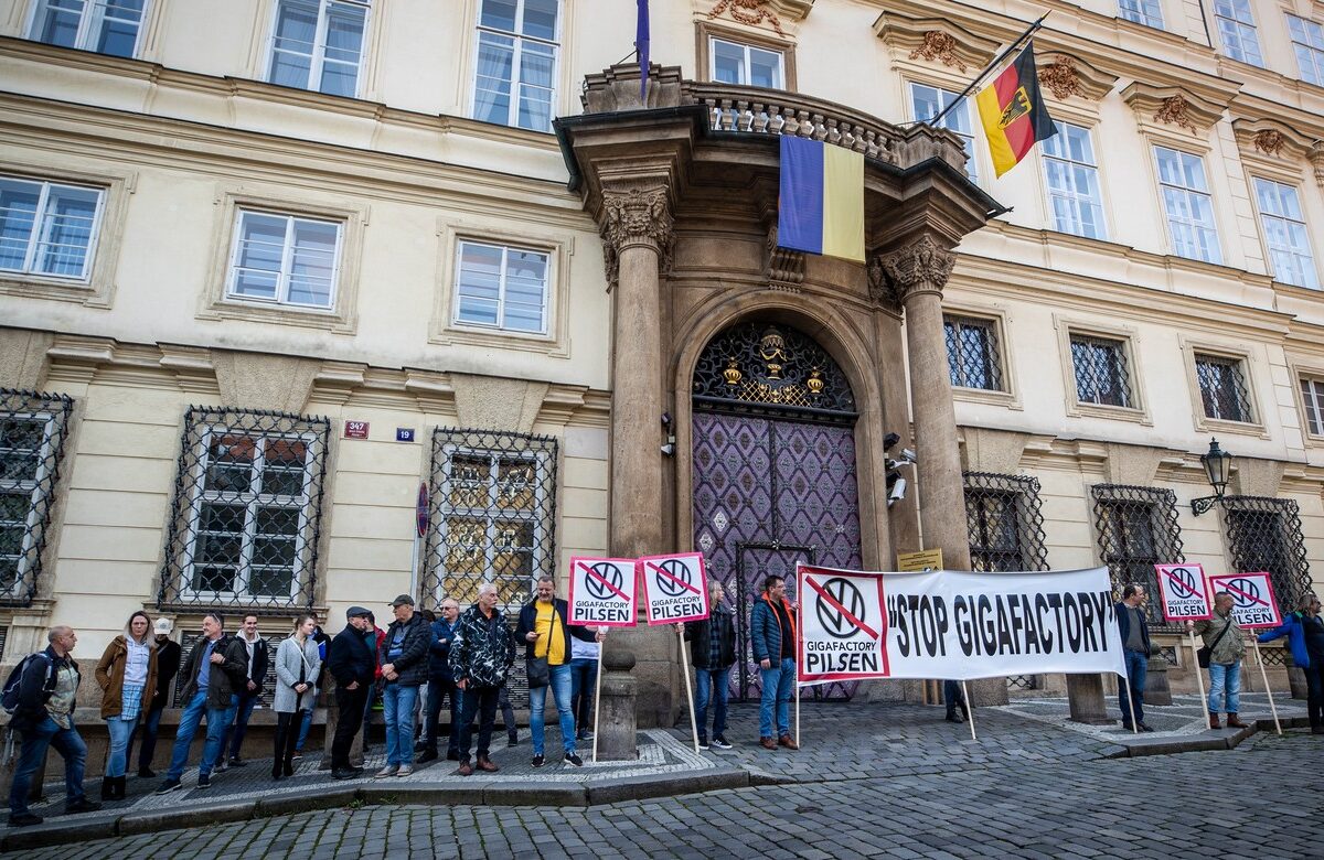 Flugsportvereine und Flugschulen aus Líně protestierten am vergangenen Dienstag vor der Deutschen Botschaft in Prag gegen die von VW geplante Gigafactory bei Pilsen. Foto: Profimedi