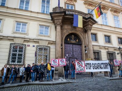 Flugsportvereine und Flugschulen aus Líně protestierten am vergangenen Dienstag vor der Deutschen Botschaft in Prag gegen die von VW geplante Gigafactory bei Pilsen. Foto: Profimedi