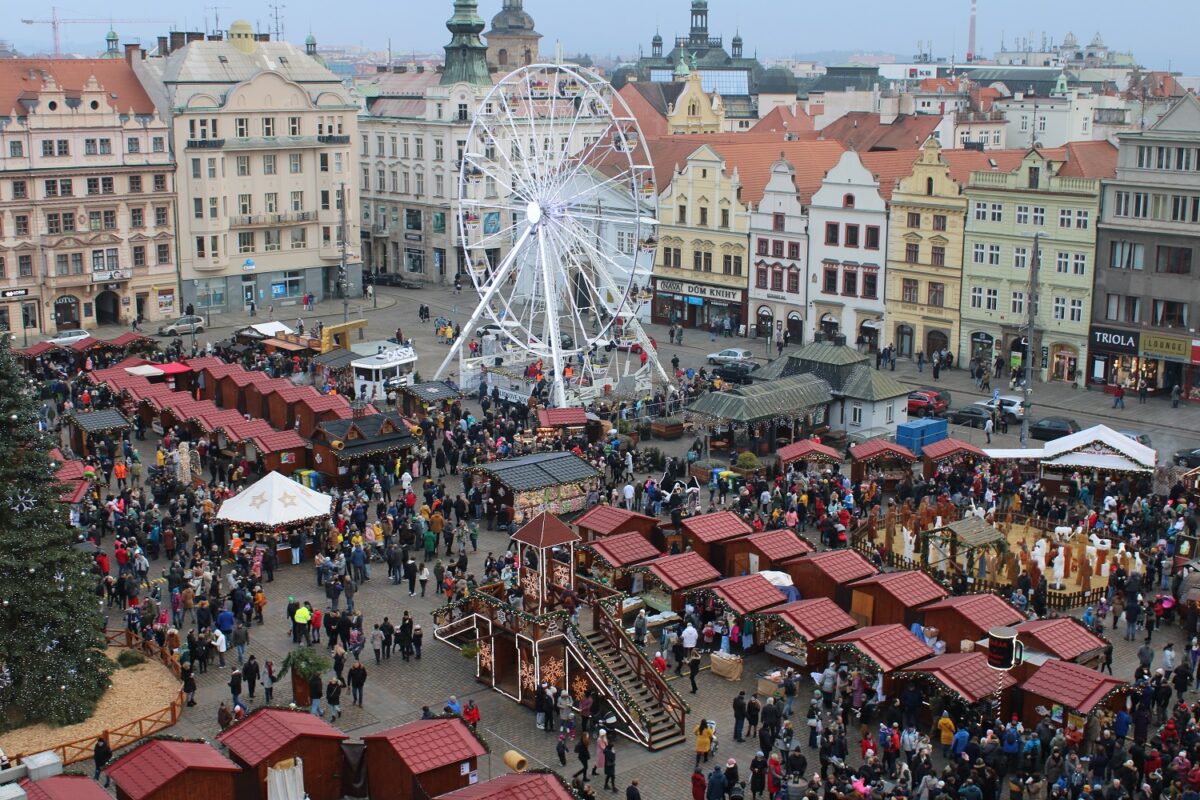 Zahlreiche Stände und ein Riesenrad füllen den großen mittelalterlichen Marktplatz der Stadt. Foto: Tobias Eisch