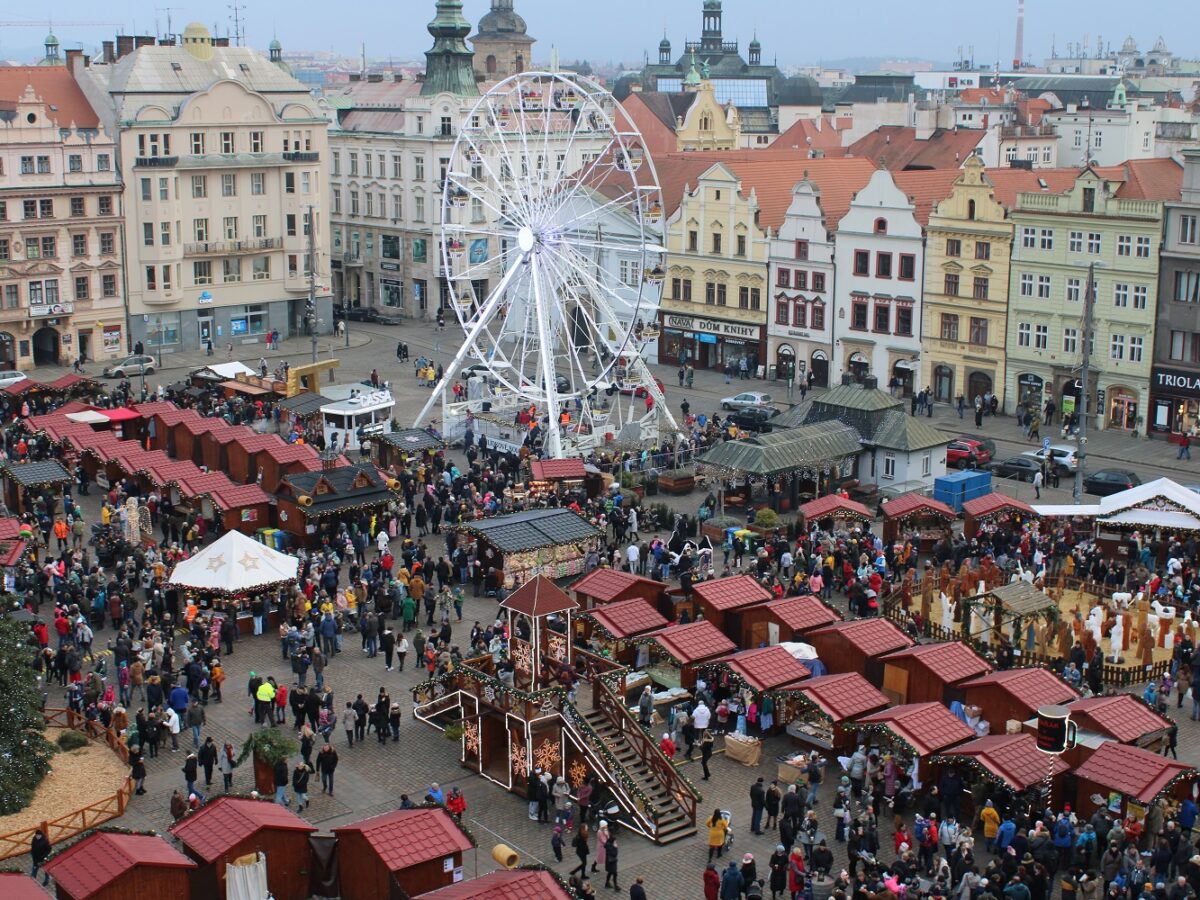 Zahlreiche Stände und ein Riesenrad füllen den großen mittelalterlichen Marktplatz der Stadt. Foto: Tobias Eisch