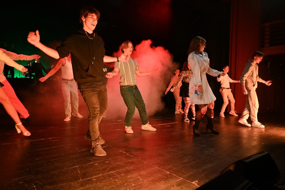 Die Schülerinnen und Schüler hatten trotz der ernsten Themen sichtlich Spaß auf der Bühne. Foto: Manuel Rommel