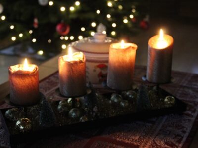 Die vier Adventskerzen brennen und kündigen Heiligabend an. Foto: Magdalena Moser