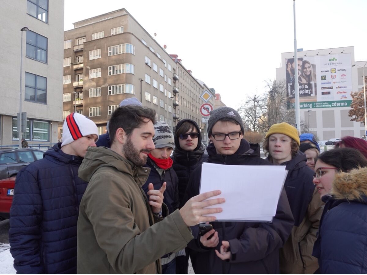 Die 9. Klasse der Základní škola U Studánky mit Ilyas Zivana und Lenka Svobodová auf ihrem Rundgang durch Letná. Foto: Elena Hormann