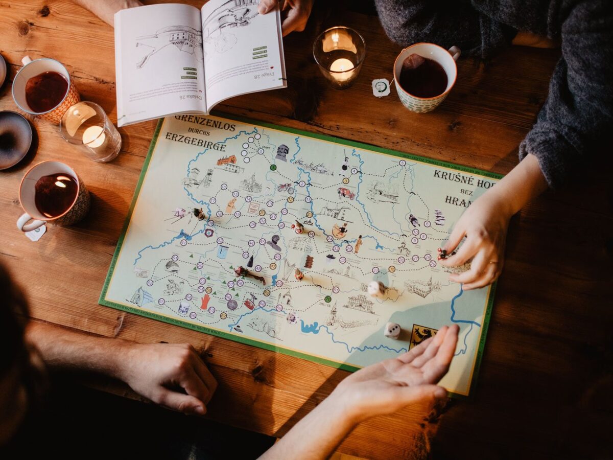Im Spiel enthalten sind ein Spielbrett, zwei Würfel, fünf Figuren und das Buch mit den Spielregeln, Fragen und Antworten. Foto: tschirner-kosova.de