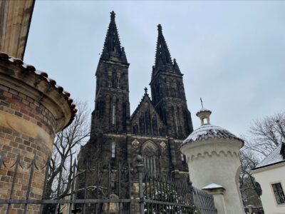 Die Kirche St. Peter und Paul mit ihren markanten neogotischen Glockentürmen. Foto: Elena Hormann