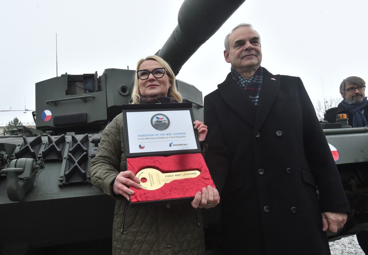 Tschechiens Verteidigungsministerin Jana Černochová nimmt den Panzer von Benedikt Zimmer vom deutschen Verteidigungsministerium entgegen. Foto: ČTK / Peřina Luděk