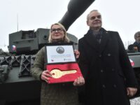 Tschechiens Verteidigungsministerin Jana Černochová nimmt den Panzer von Benedikt Zimmer vom deutschen Verteidigungsministerium entgegen. Foto: ČTK / Peřina Luděk