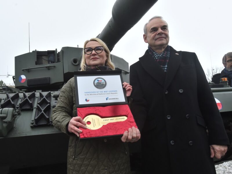 Tschechiens Verteidigungsministerin Jana Černochová nimmt den Panzer von Benedikt Zimmer vom deutschen Verteidigungsministerium entgegen. Foto: ČTK / Peřina Luděk