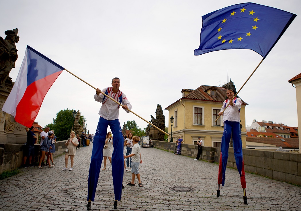 Akrobaten auf der Prager Karlsbrücke feiern den Beginn der tschechischen EU-Ratspräsidentschaft. Foto: ČTK/XINHUA/Dana Kešnerová