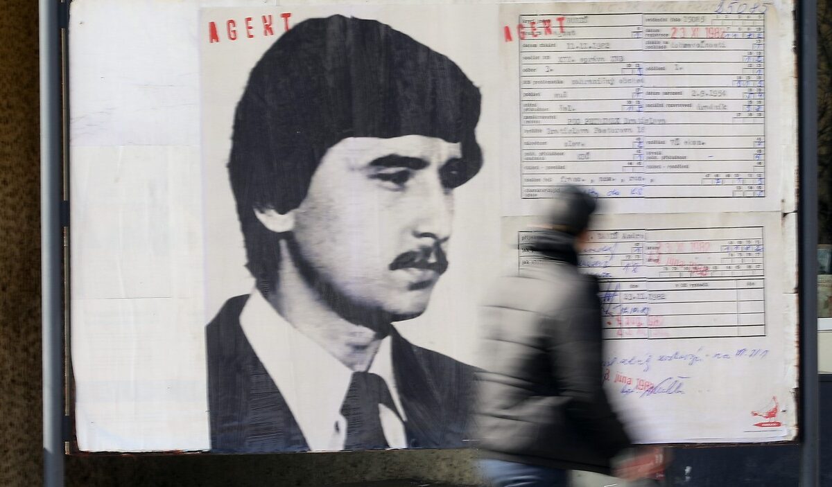 Vor einem Kaufhaus in Mährisch Ostrau (Ostrava) tauchte 2021 ein großflächiges Plakat mit Babišs Kartei der tschechoslowakischen Staatssicherheit Stb auf. Babiš trug dort den Decknamen "Bureš". Foto: ČTK / Sznapka Petr