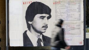 Vor einem Kaufhaus in Mährisch Ostrau (Ostrava) tauchte 2021 ein großflächiges Plakat mit Babišs Kartei der tschechoslowakischen Staatssicherheit Stb auf. Babiš trug dort den Decknamen "Bureš". Foto: ČTK / Sznapka Petr