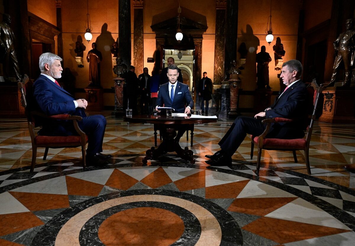 Wahldebatte im Tschechischen Fernsehen am 22. Januar 2023. In der Stichwahl am kommenden Wochenende stehen sich der ehemalige NATO-General Petr Pavel (links) und Tschechiens Ex-Premier Andrej Babiš gegenüber. Die Debatte moderierte Martin Řezníček. Foto: ČTK / Šulová Kateřina
