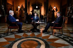 Wahldebatte im Tschechischen Fernsehen am 22. Januar 2023. In der Stichwahl am kommenden Wochenende stehen sich der ehemalige NATO-General Petr Pavel (links) und Tschechiens Ex-Premier Andrej Babiš gegenüber. Die Debatte moderierte Martin Řezníček. Foto: ČTK / Šulová Kateřina
