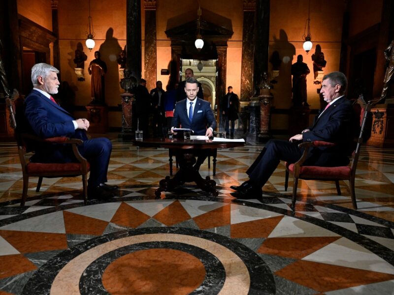 Wahldebatte im Tschechischen Fernsehen am 22. Januar 2023. In der Stichwahl am kommenden Wochenende stehen sich der ehemalige NATO-General Petr Pavel (links) und Tschechiens Ex-Premier Andrej Babiš gegenüber. Die Debatte moderierte Martin Řezníček. Foto: ČTK / Šulová Kateřina