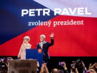 Petr Pavel bei seinem Auftritt nach dem Wahlsieg mit seiner Frau Eva. Foto: Profimedia
