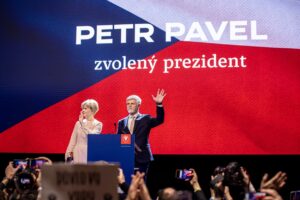 Petr Pavel bei seinem Auftritt nach dem Wahlsieg mit seiner Frau Eva. Foto: Profimedia