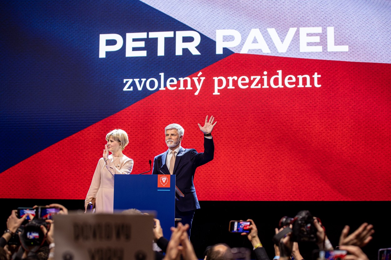 Petr Pavel bei seinem Auftritt nach dem Wahlsieg mit seiner Frau Eva. Foto: Profimedia