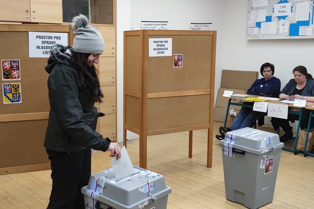 In einem Olmützer Wahllokal während der tschechischen Präsidentschaftswahlen 2023. Foto: Jan Kameníček, 2023 Presidential Elections in Czechia, CC BY-SA 4.0