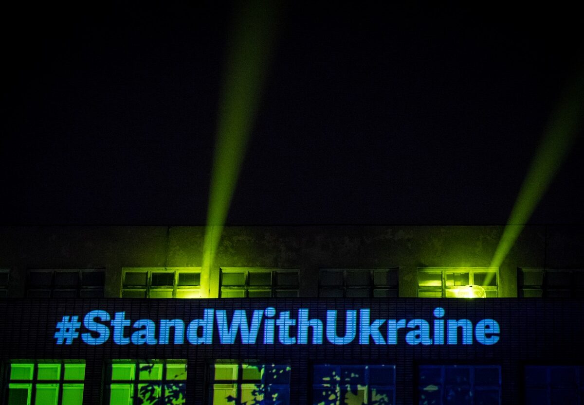 Videomapping an der Fassade des tschechischen Innenministeriums anlässlich des ersten Jahrestags des russischen Angriffs auf die Ukraine. Inzwischen sammelten die Tschechen fast 7 Milliarden Kronen Spenden für das angegriffene Land.
