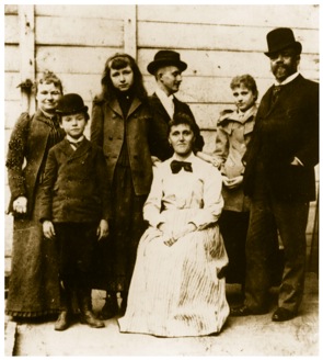 Die Dvořáks in den USA. Rechts Antonín Dvořák, links neben ihm seine Tochter Otilie. In der Mitte mit Hut Dvořáks Assistent Kovarik.