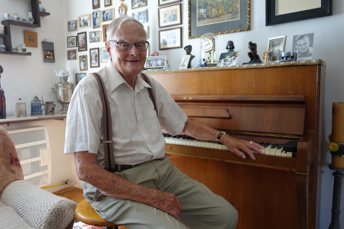 Hans Adamec zuhause am Klavier. Am 22. März verstarb der Aussiger im Alter von 94 Jahren. Foto: Steffen Neumann