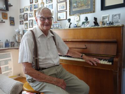 Hans Adamec zuhause am Klavier. Am 22. März verstarb der Aussiger im Alter von 94 Jahren. Foto: Steffen Neumann