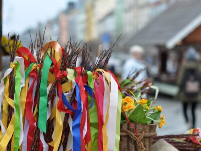 Gehört eng zum Osterfest in Tschechien: Die Osterrute, die es traditionell auf den Ostermärkten zu kaufen gibt. Foto: Pixabay