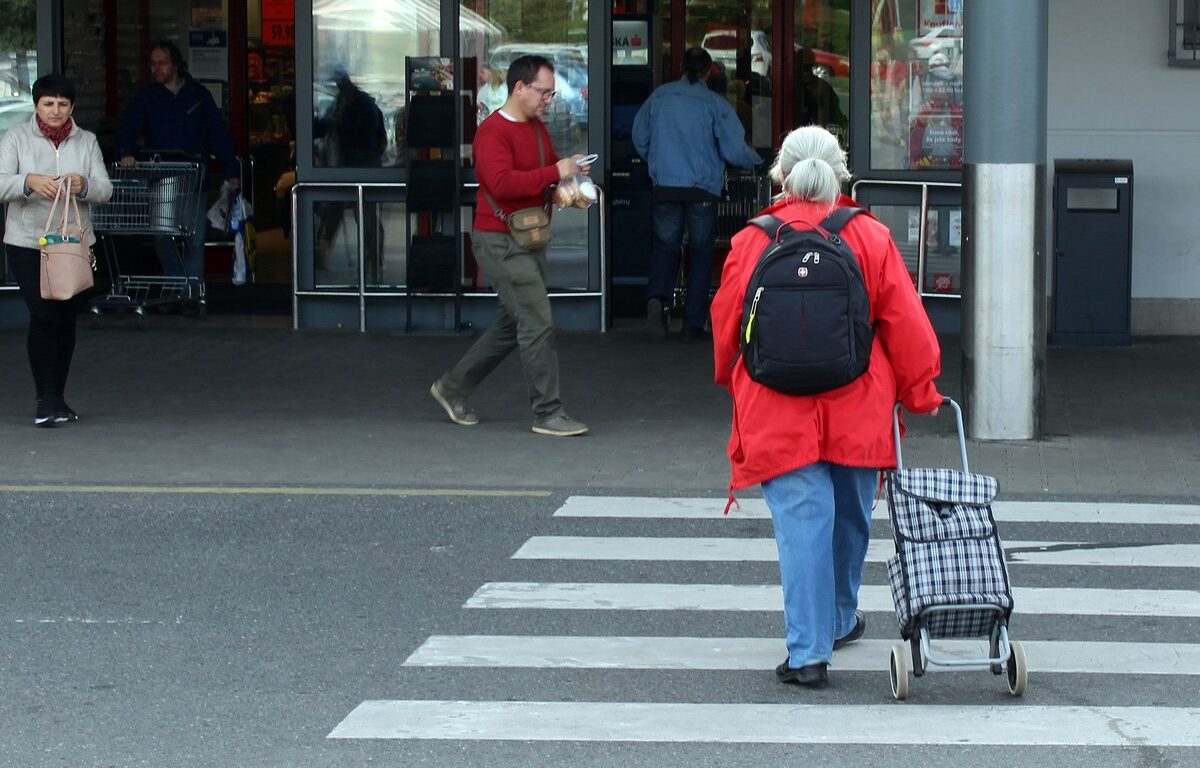 Symbolfoto: Seniorin vor einem Supermarkt in Prag.