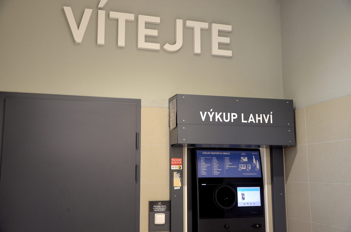 Der Pfandflaschenautomat in einem Lidl in Smíchov. Bislang gibt es in Tschechien noch kein einheitliches Pfandsystem. Foto: Helene Schaarschmidt